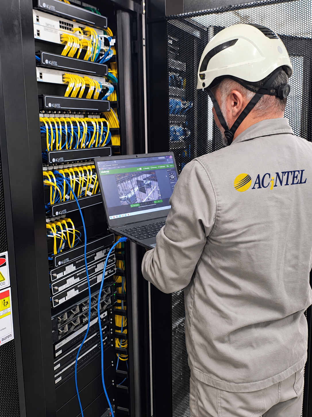 Técnico ACINTEL em rack de servidores - Cajuína